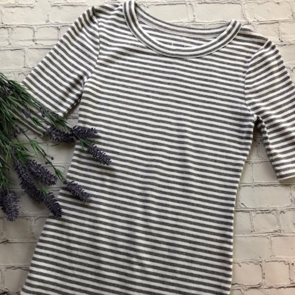 🍀EUC, Kersh Grey/White Stripe top, Sz. M cute summer top